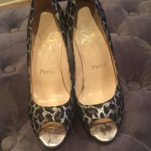 Christian Louboutin
Cloth mid heel. Used great condition except missing Heel cap
